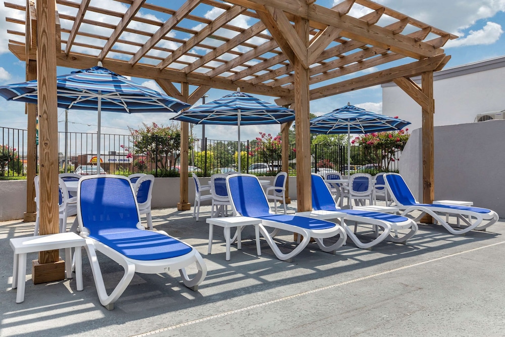 Quality Inn & Suites Spring Lake - Fayetteville near Fort Bragg 33/41