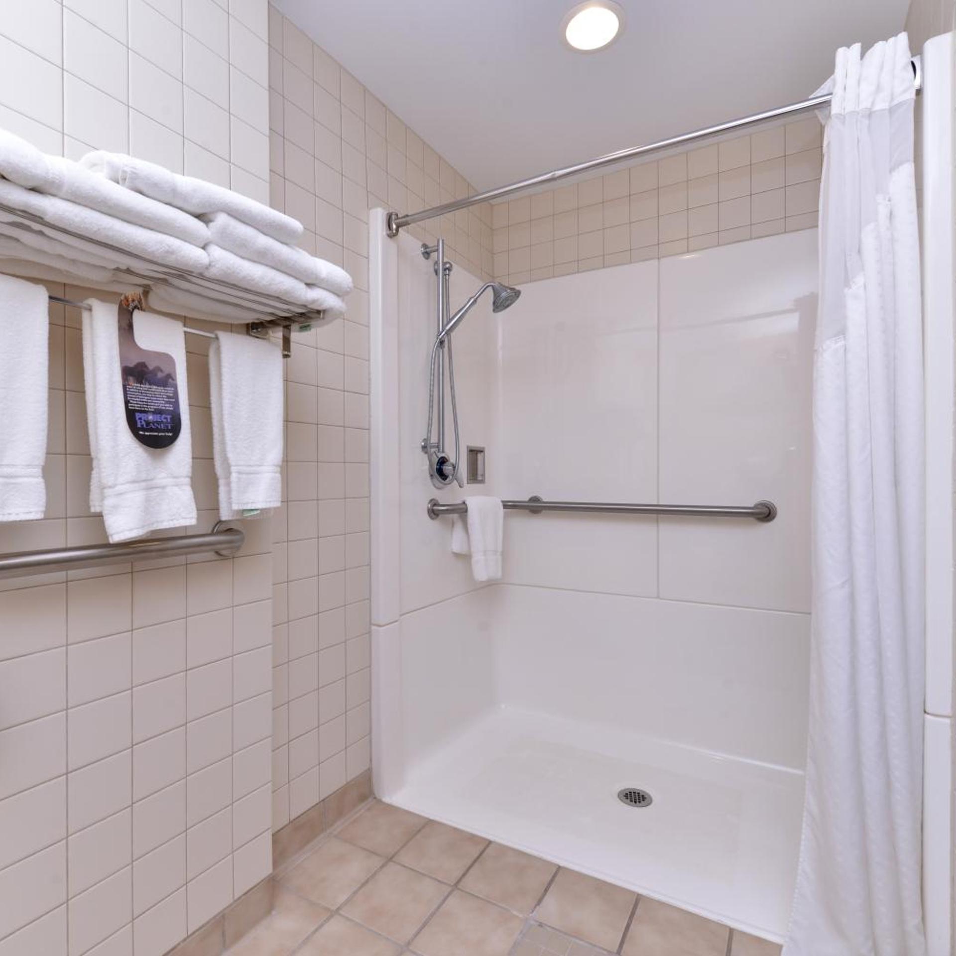 جناح لذوي الإعاقة، Holiday Inn Express Breezewood 4/4