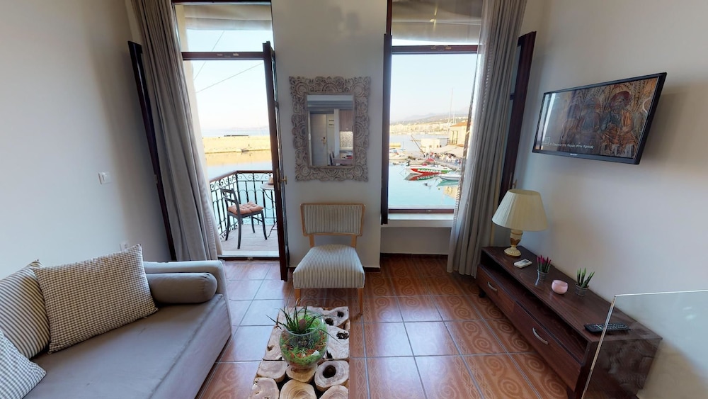 Porto Enetikos Suites 24/50