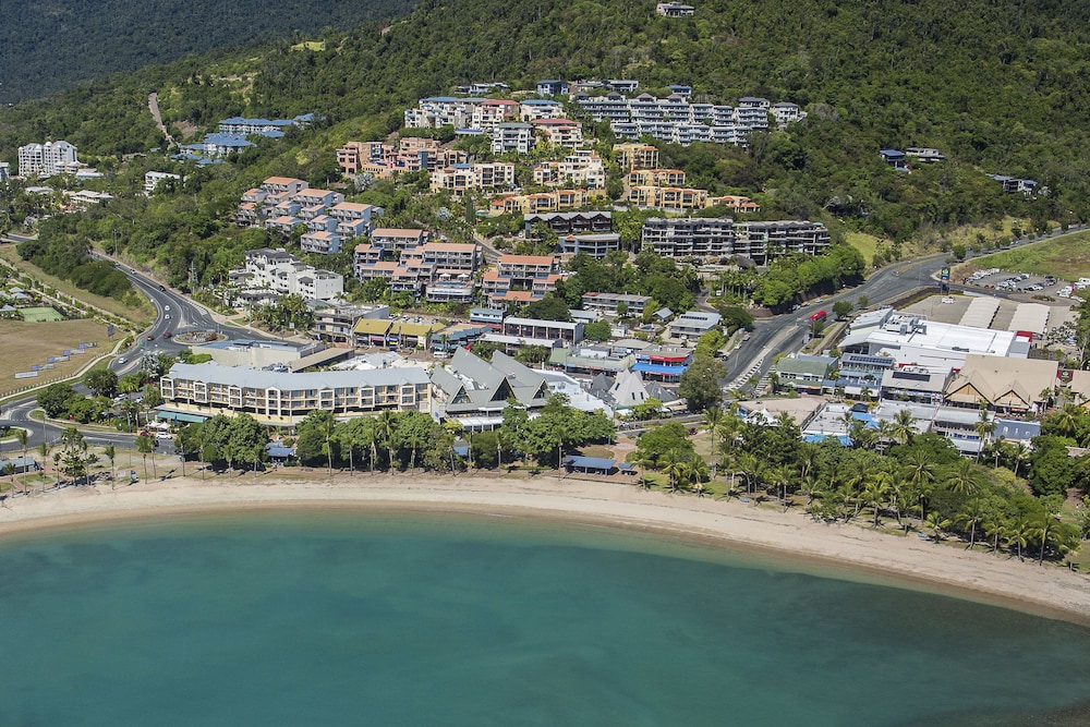 AIRLIE BEACH HOTEL 68/70
