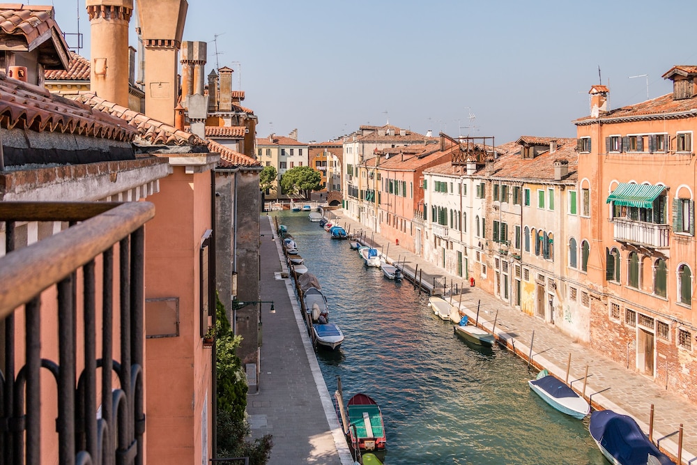 Sunny Canal View in Venice Chic Movida 19/25