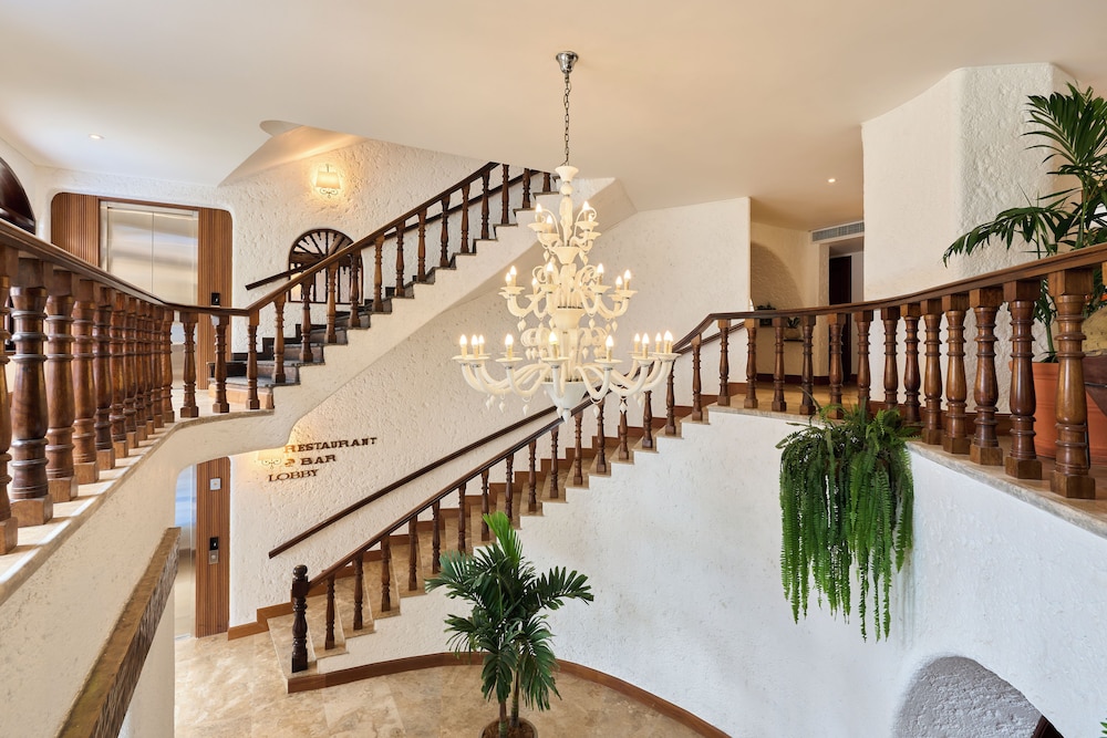 LA HACIENDA MIRAFLORES 33/50