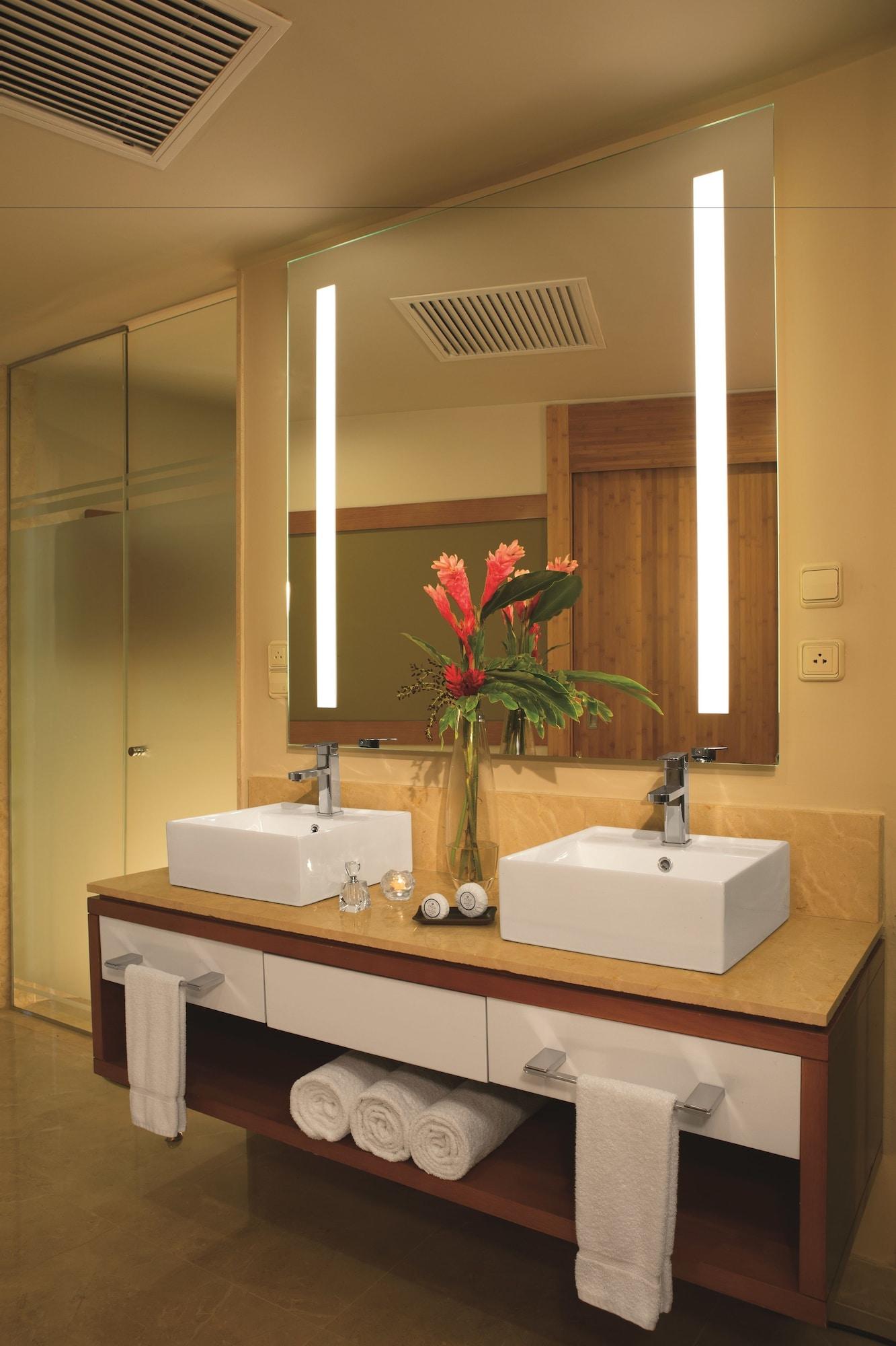 جناح جونيور بسرير مزدوج بإطلالة جزئية على البحر، Dreams Onyx Resort And Spa Punta Cana 3/3
