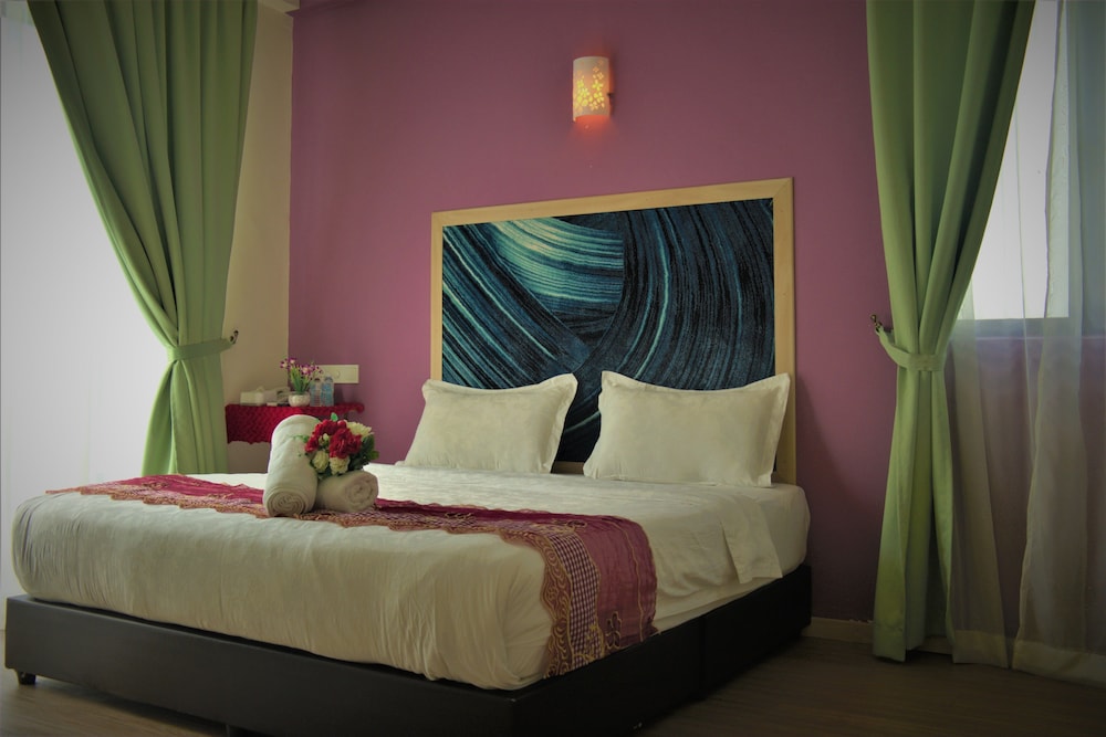 DELUXE, KING BED