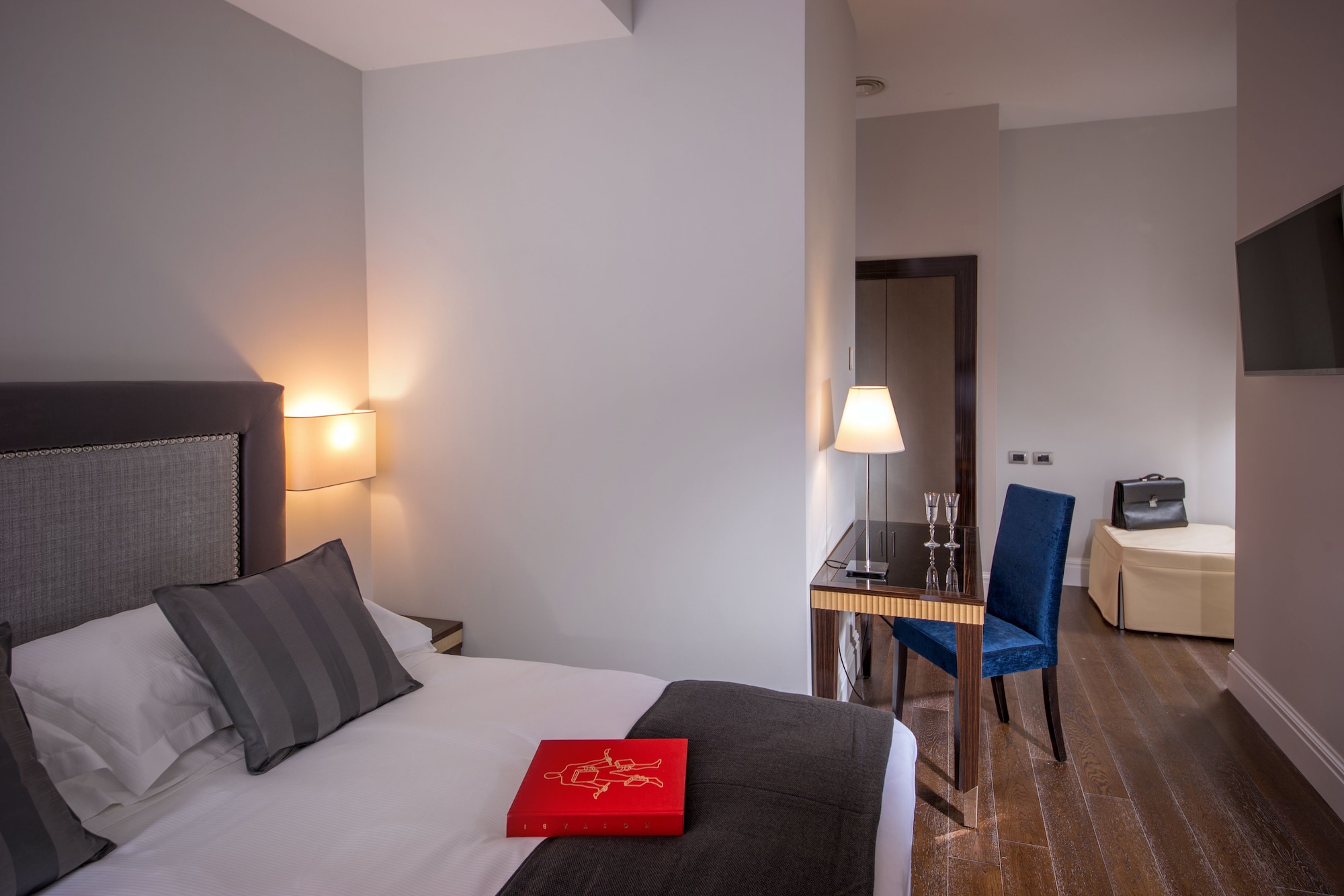 SUPERIOR, DOUBLE OR TWIN BED