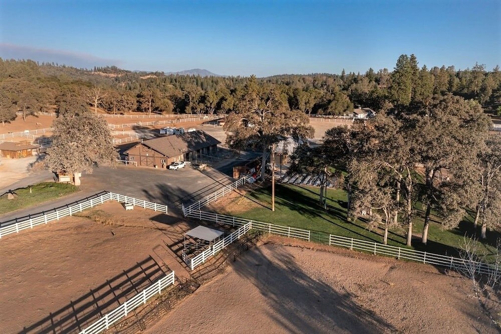 Star of the Mountain - The Star of Your Vacation by Yosemite Region Resorts 27/35