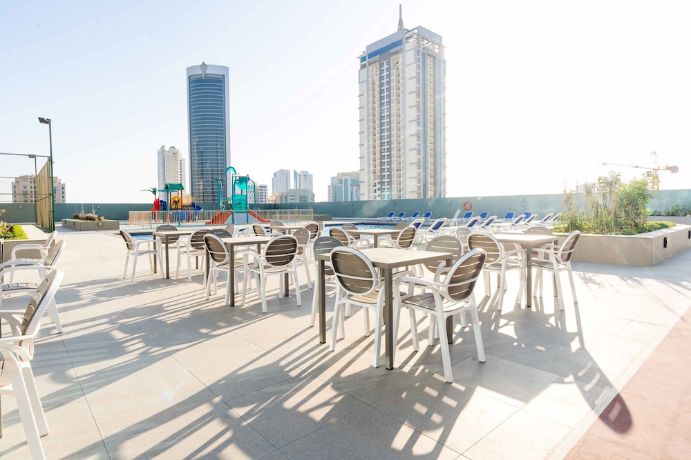 S Plaza Suites Hotel 58/70