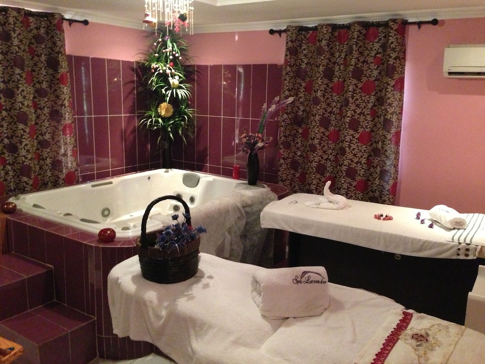 GrandBee Suites 38/39