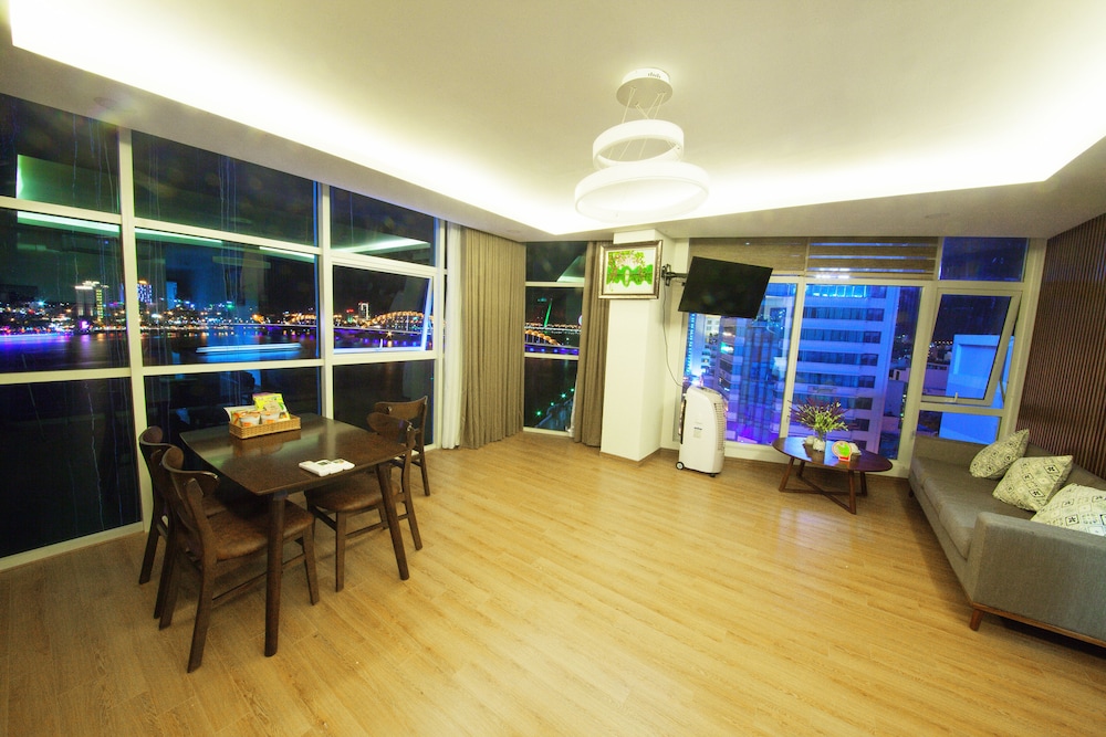 Pariat River Front Hotel 50/62