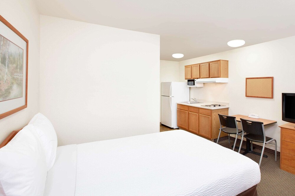 ROOM, QUEEN BED, ACCESSIBLE