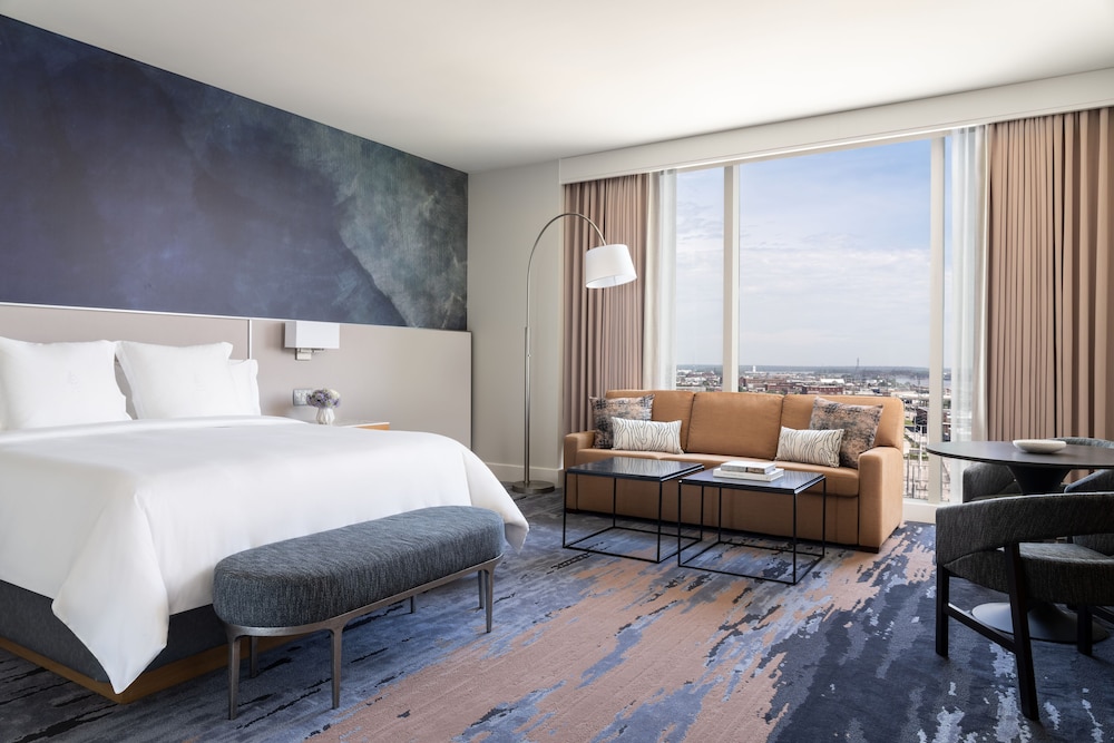 GRAND, KING BED, CITY VIEW