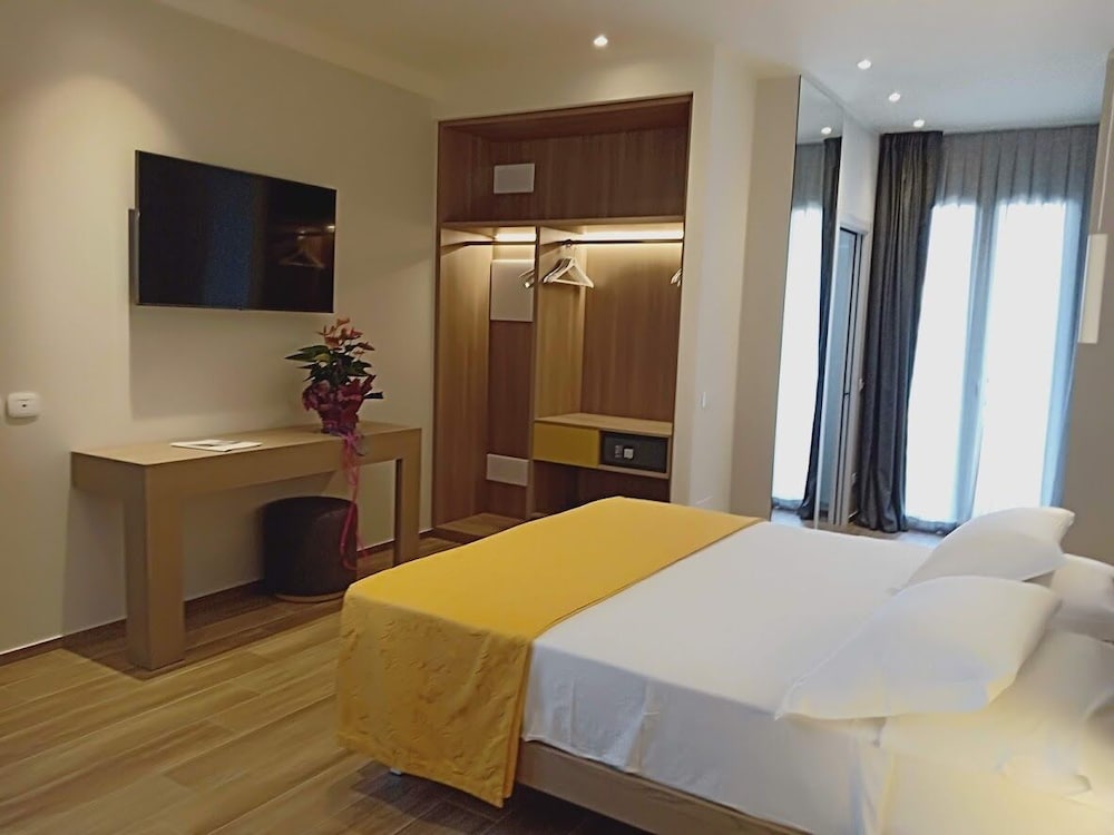 Hollywood Hotel 13/50