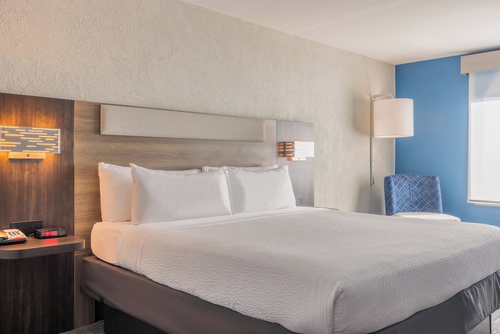 Standard, King Bed, Sofa, Holiday Inn Express Hotel Suites Kansas City Airport 3/4