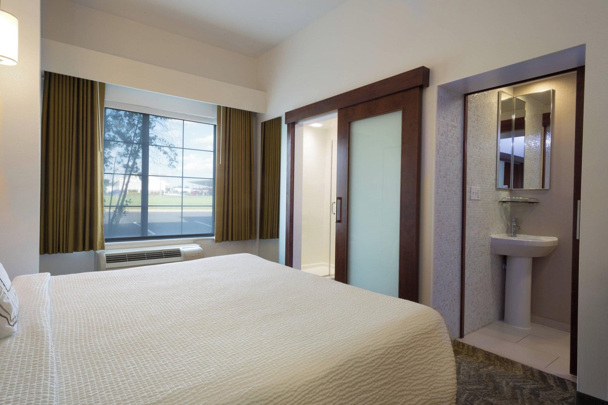 Suite, King Bed, Accessible