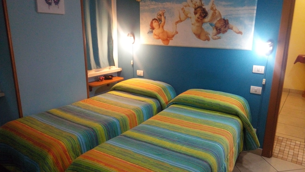 ROOM, DOUBLE BED
