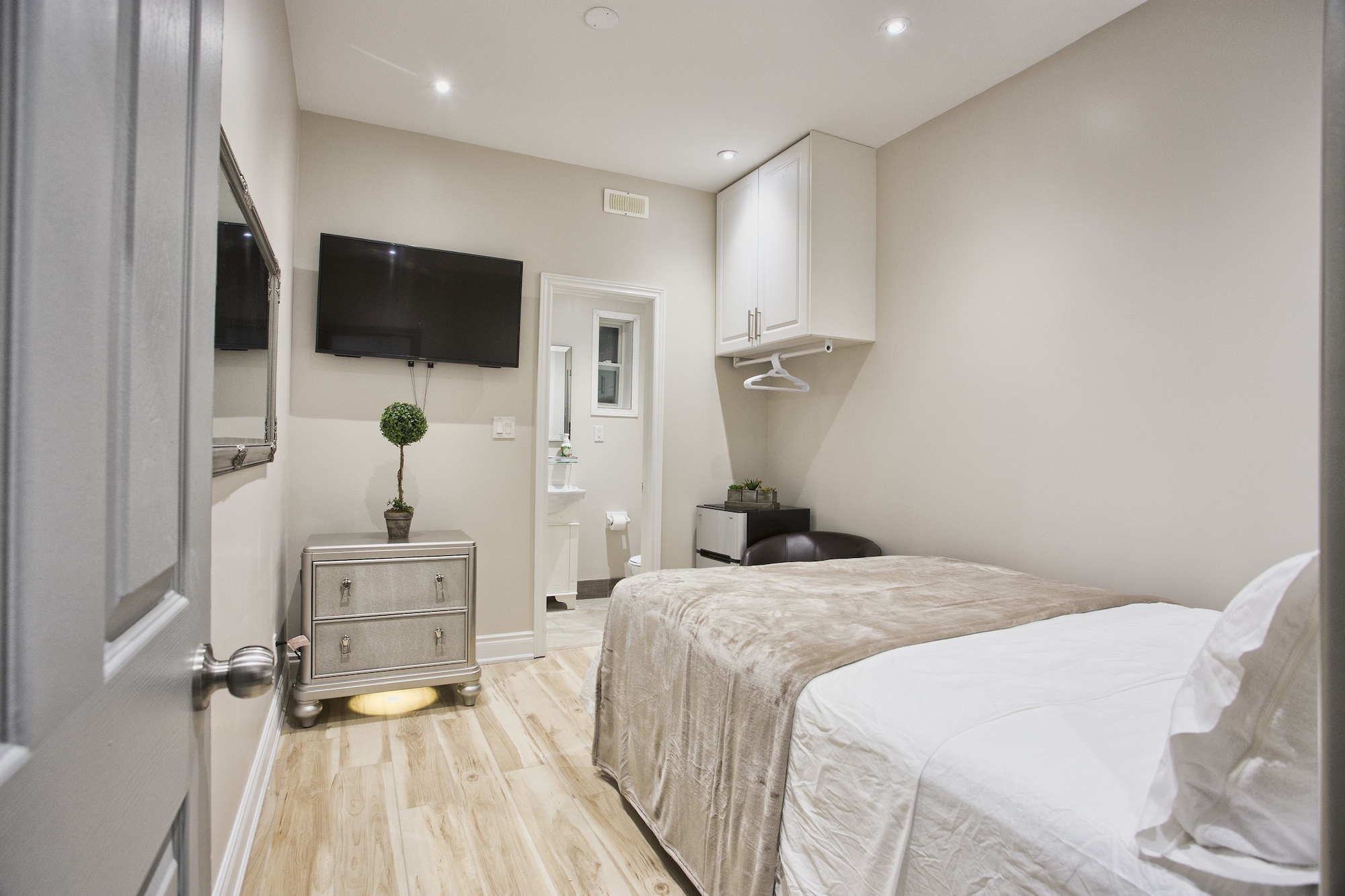 Renovated, Luxury, Queen Bed