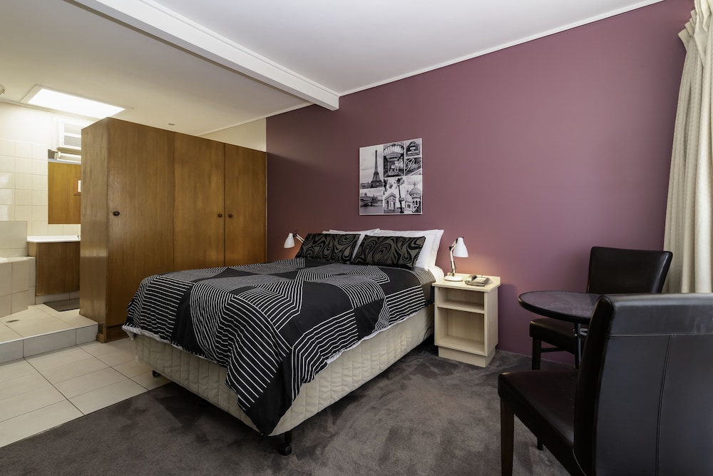 PRINCE MARK MOTOR INN 27/47