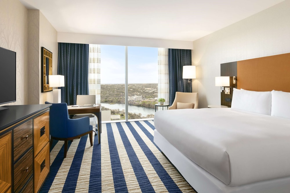 FAIRMONT, KING BED, ACCESSIBLE