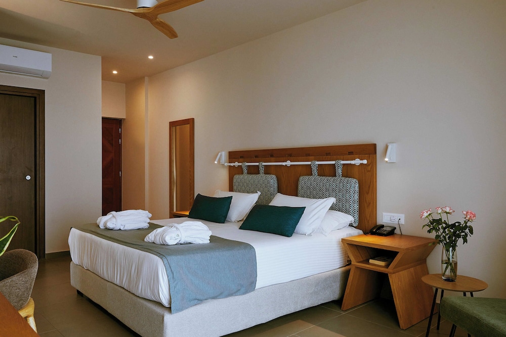 Superior, Double Bed, Lateral Side Sea View, Sofa