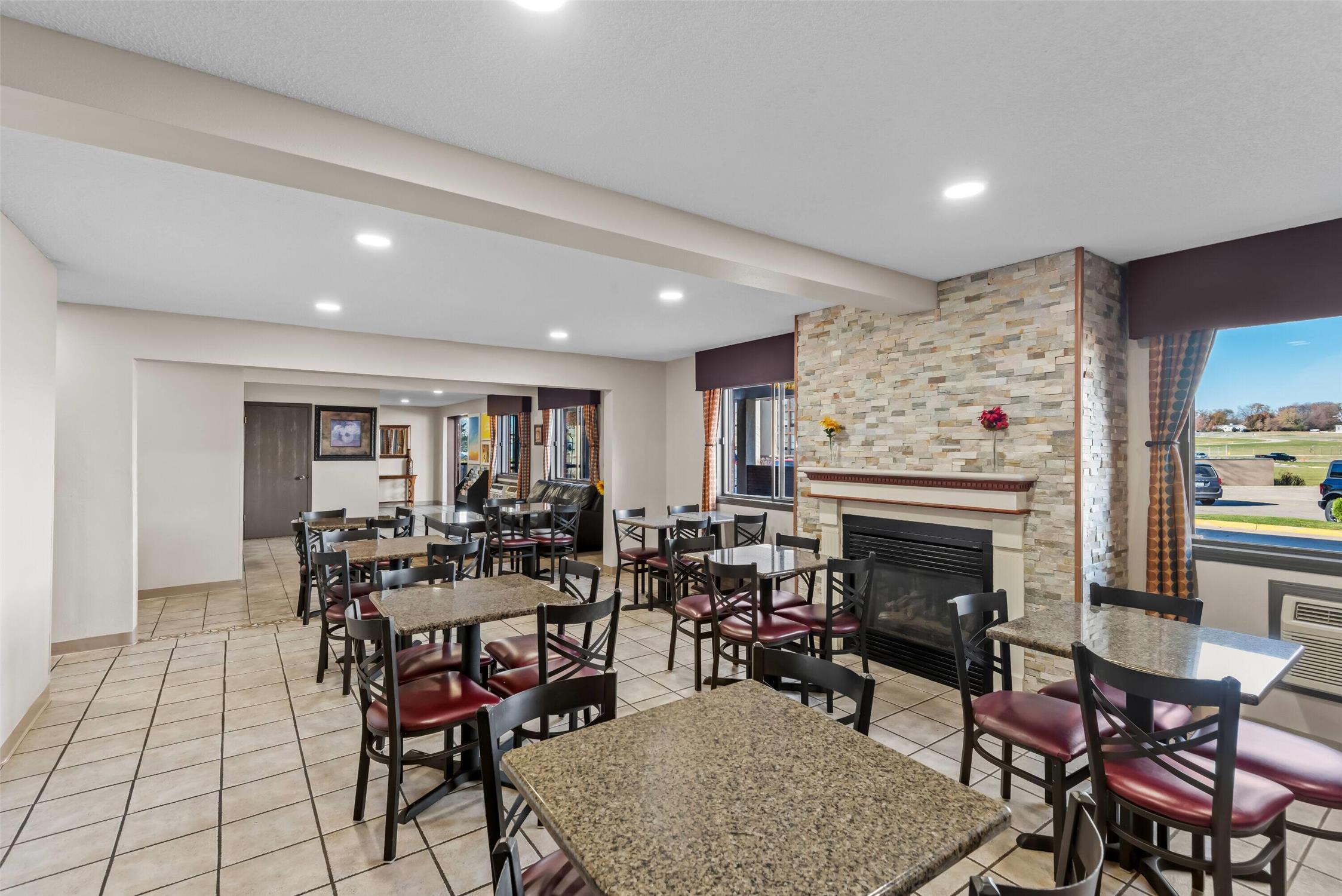 Days Inn & Suites By Wyndham Des Moines Airport 30/40