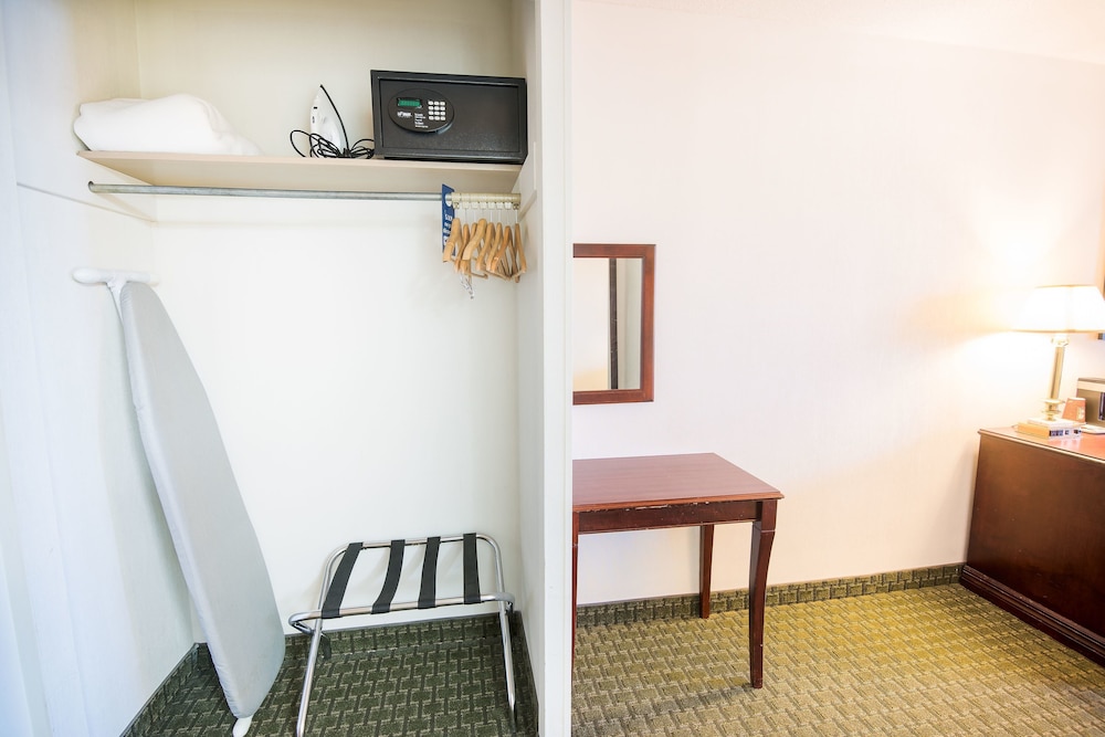Ramada by Wyndham Thunder Bay Airlane Hotel 28/50