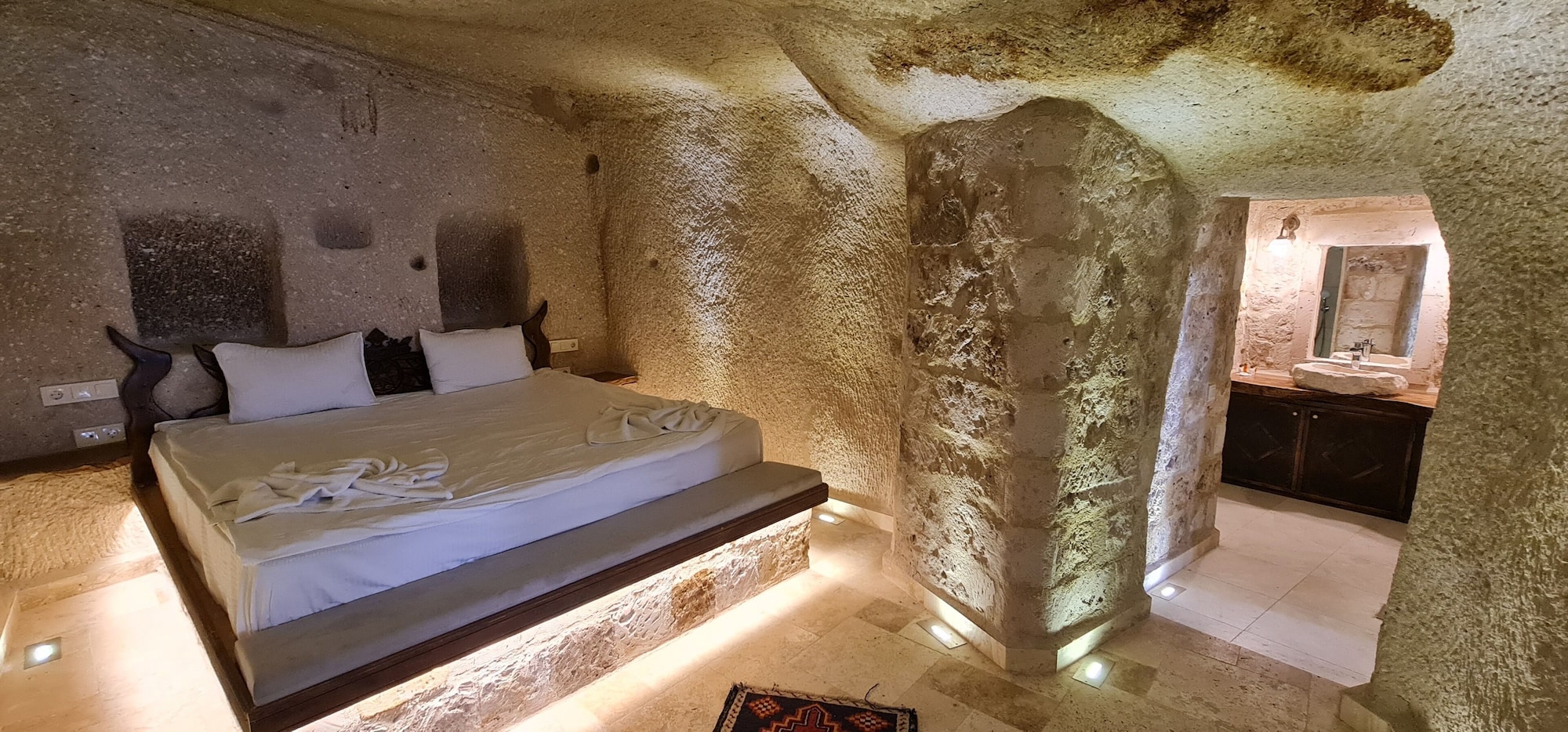 Cave, Harem, Suite, King Bed