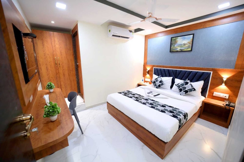 DELUXE, DOUBLE BED, CITY VIEW