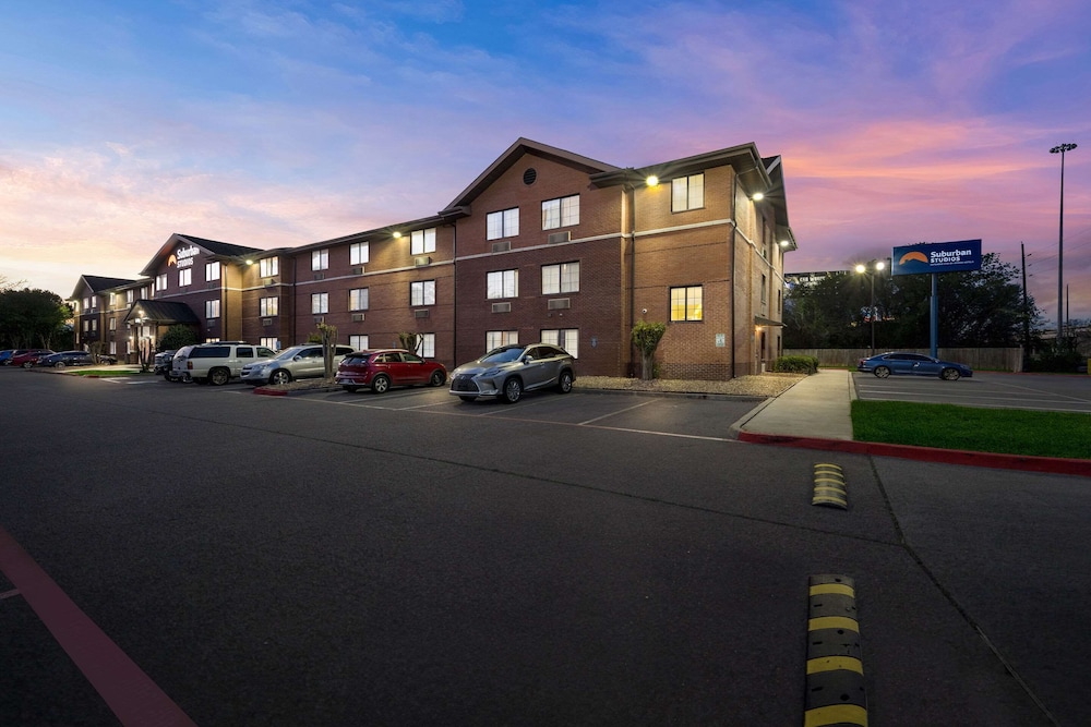 Suburban Studios Houston North I-45 32/40