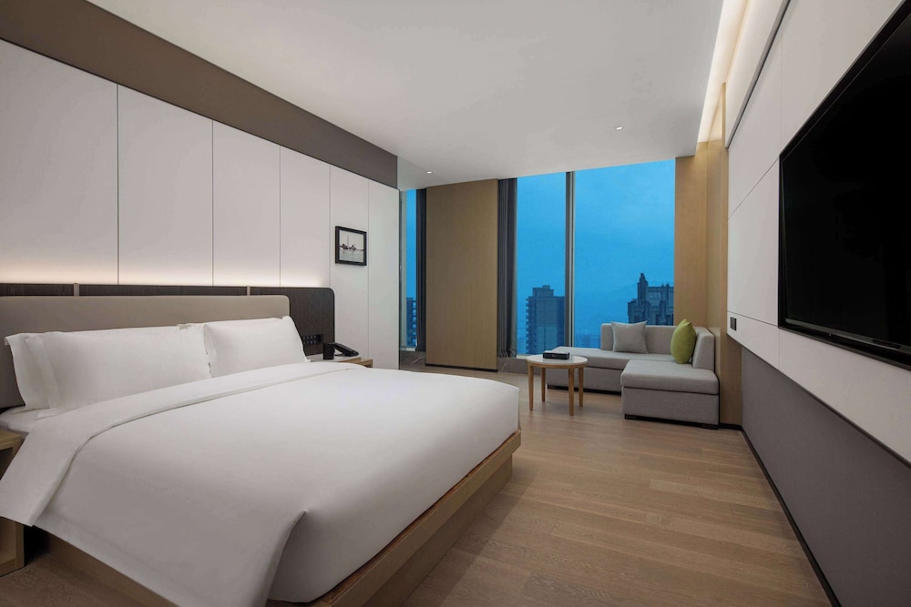 SUITE, KING BED