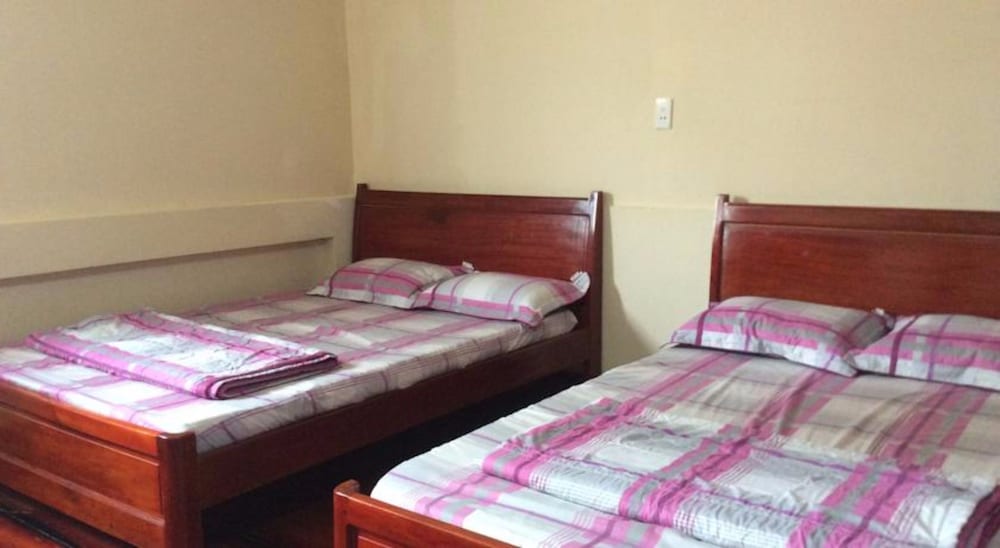 ROOM, TWIN BEDS