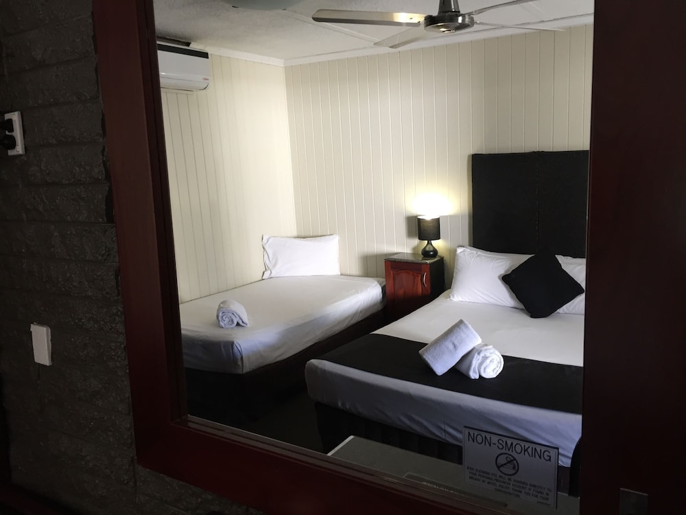 Country Plaza Motor Inn 10/28