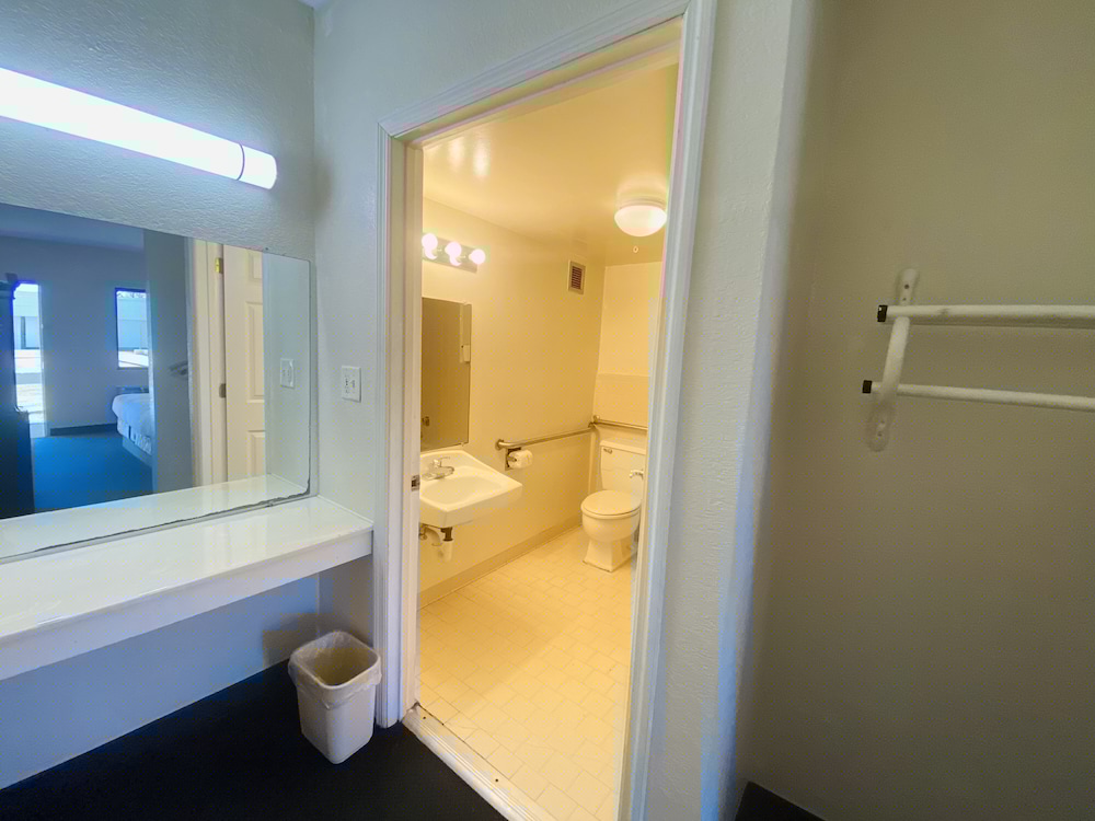 Travelers Place Inn & Suites 38/73