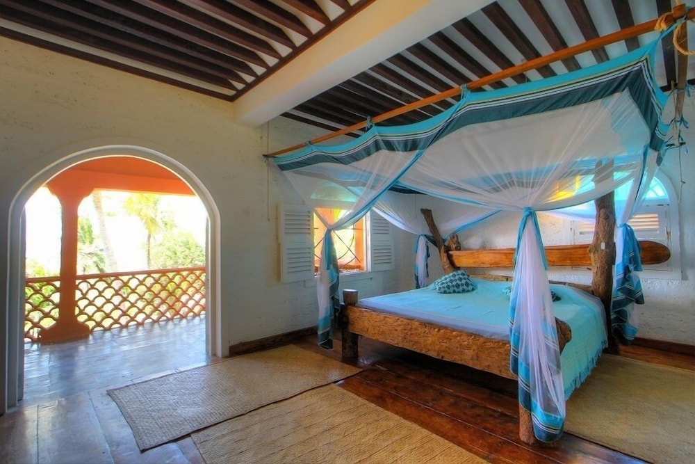 House, 1 Single and 3 Queen Beds, Main Building