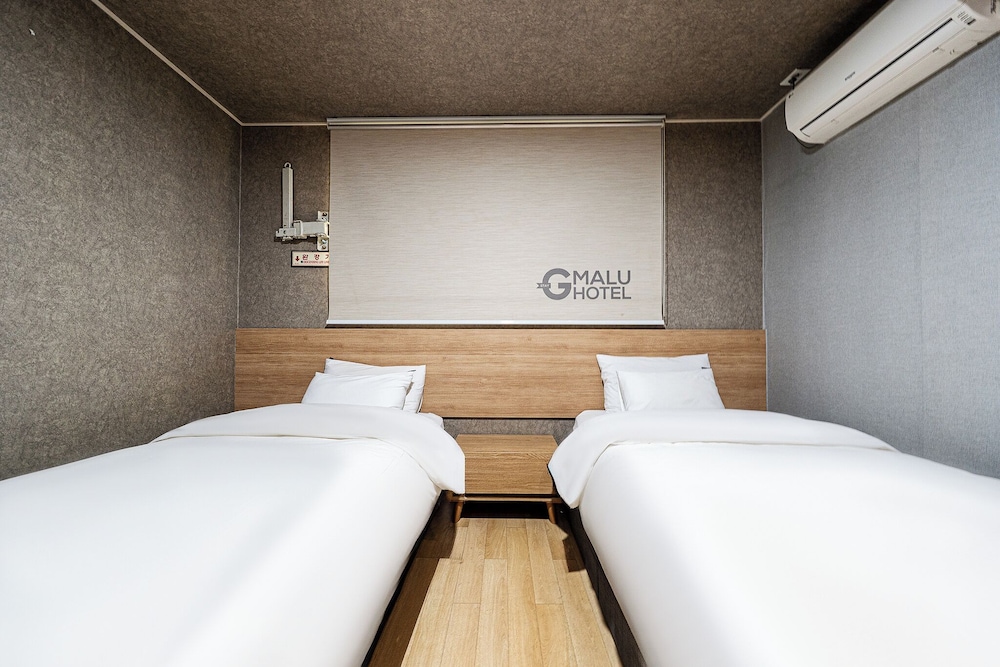 DELUXE, TWIN BEDS, CITY VIEW