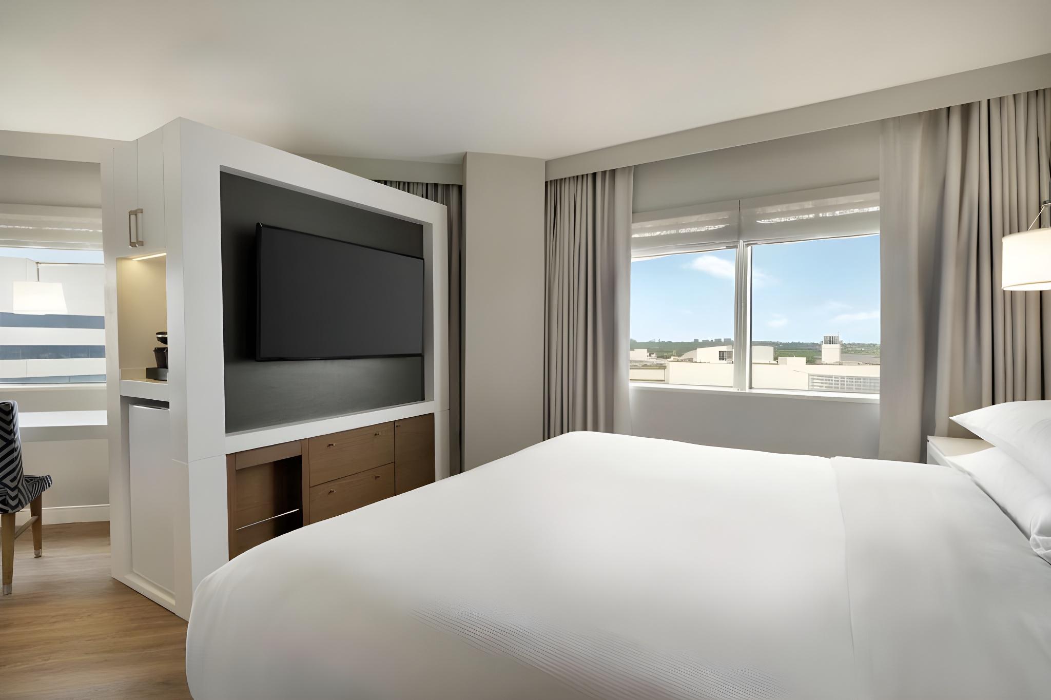 Room, King Bed, Blue View