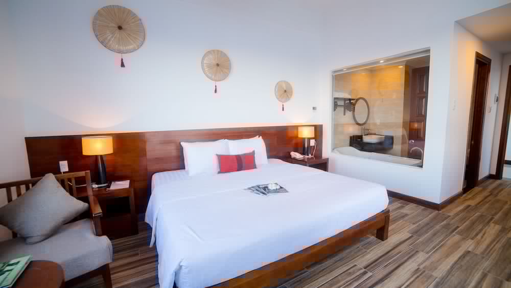 The Light Hotel Resort 35/70