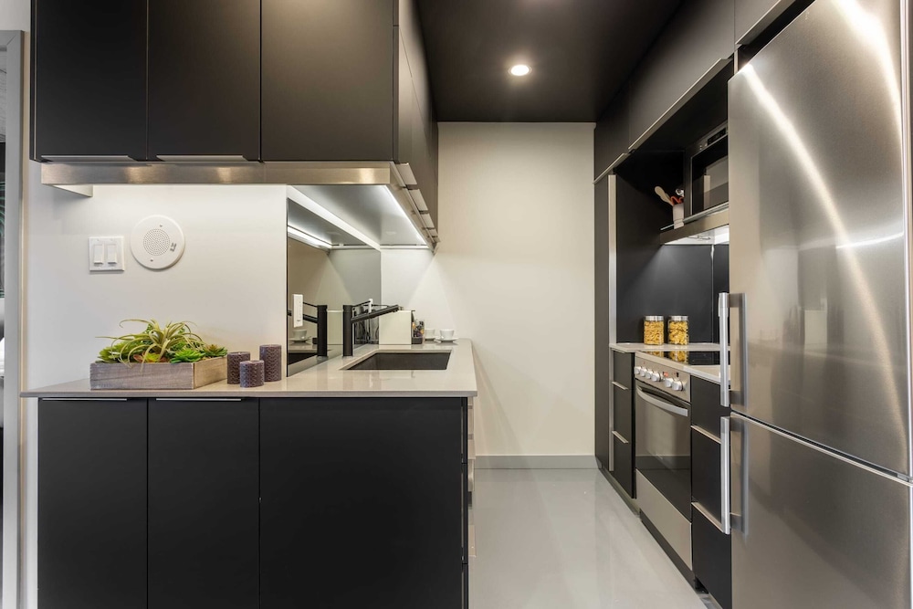Pierce Boutique Apartments 11/73