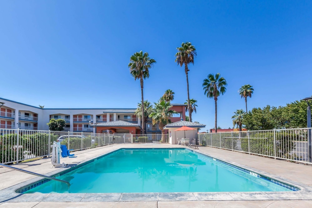 Super 8 By Wyndham Bakersfield/Central photo2