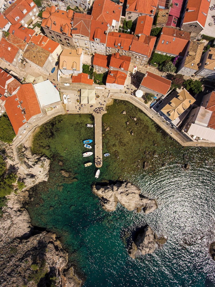 Sea Rocks Residence 22/40