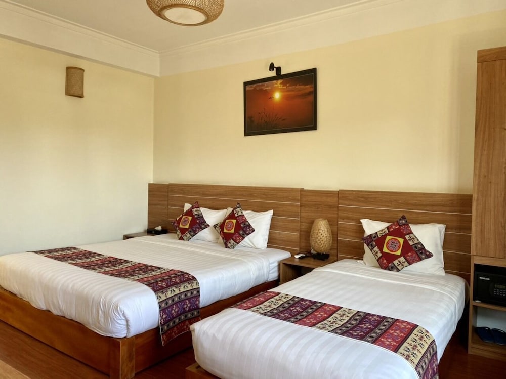 DELUXE, DOUBLE OR TWIN BED