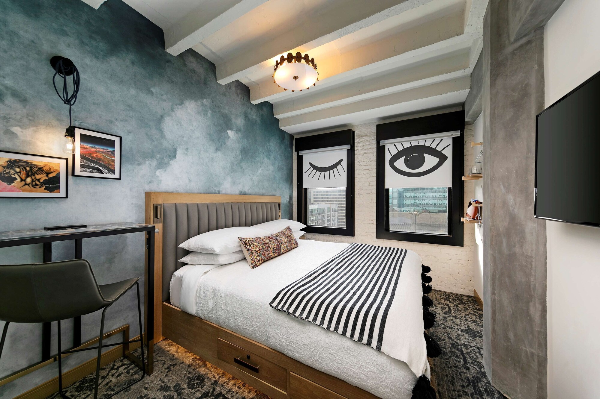 CITY, KING BED, SKYLINE VIEW