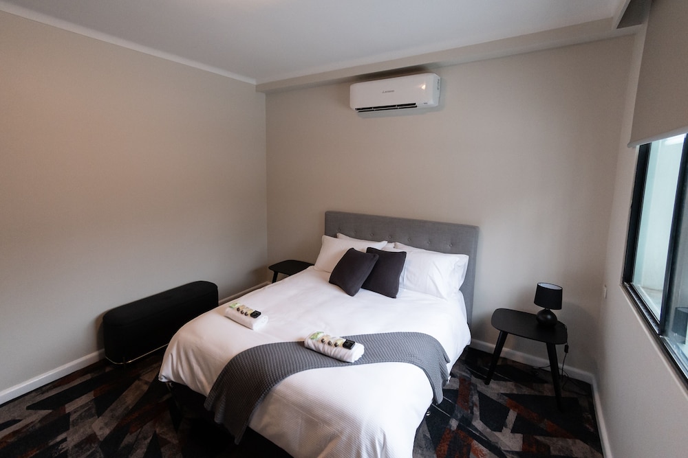 ROOM, QUEEN BED