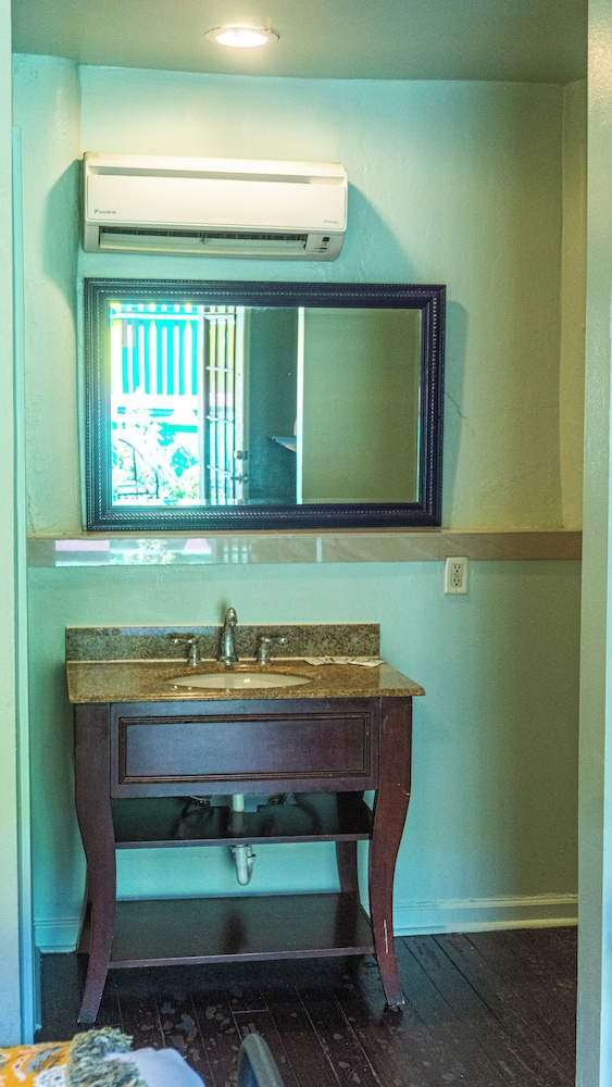 Historic Mardi Gras Inn 48/50