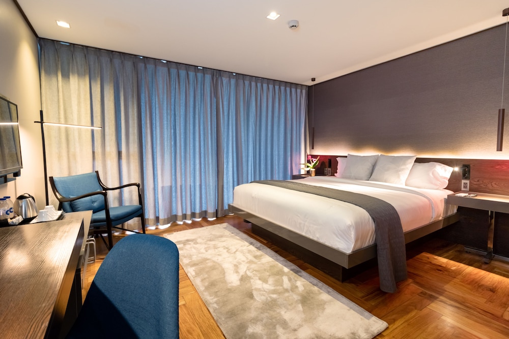 SUPERIOR, KING BED