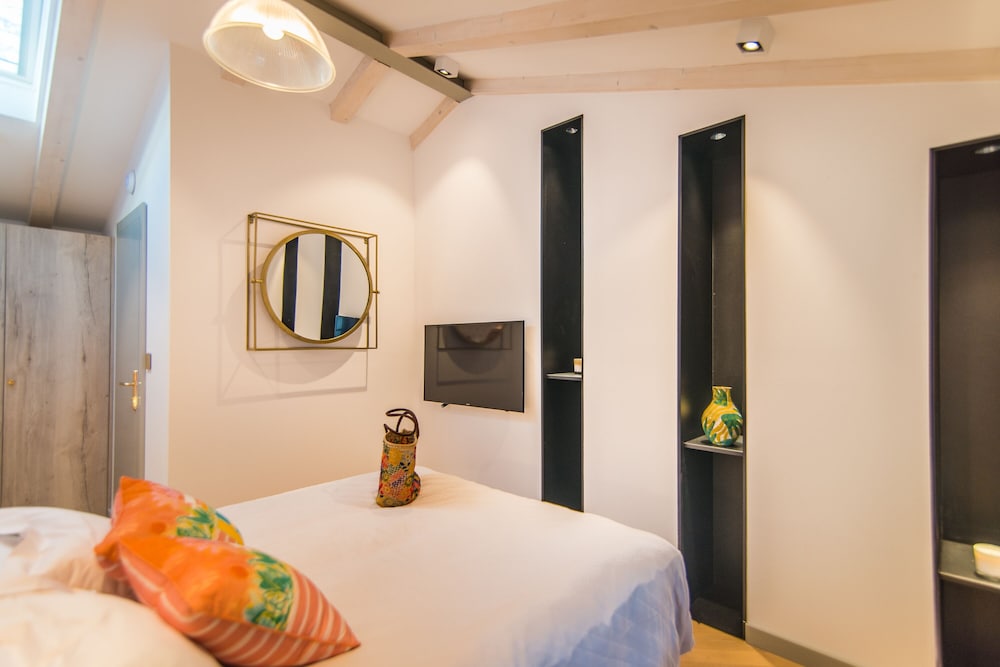 DELUXE, FAMILY, 2 QUEEN BEDS