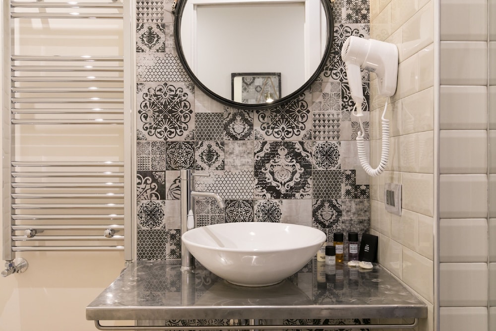 Trevi Contemporary Suite 30/42