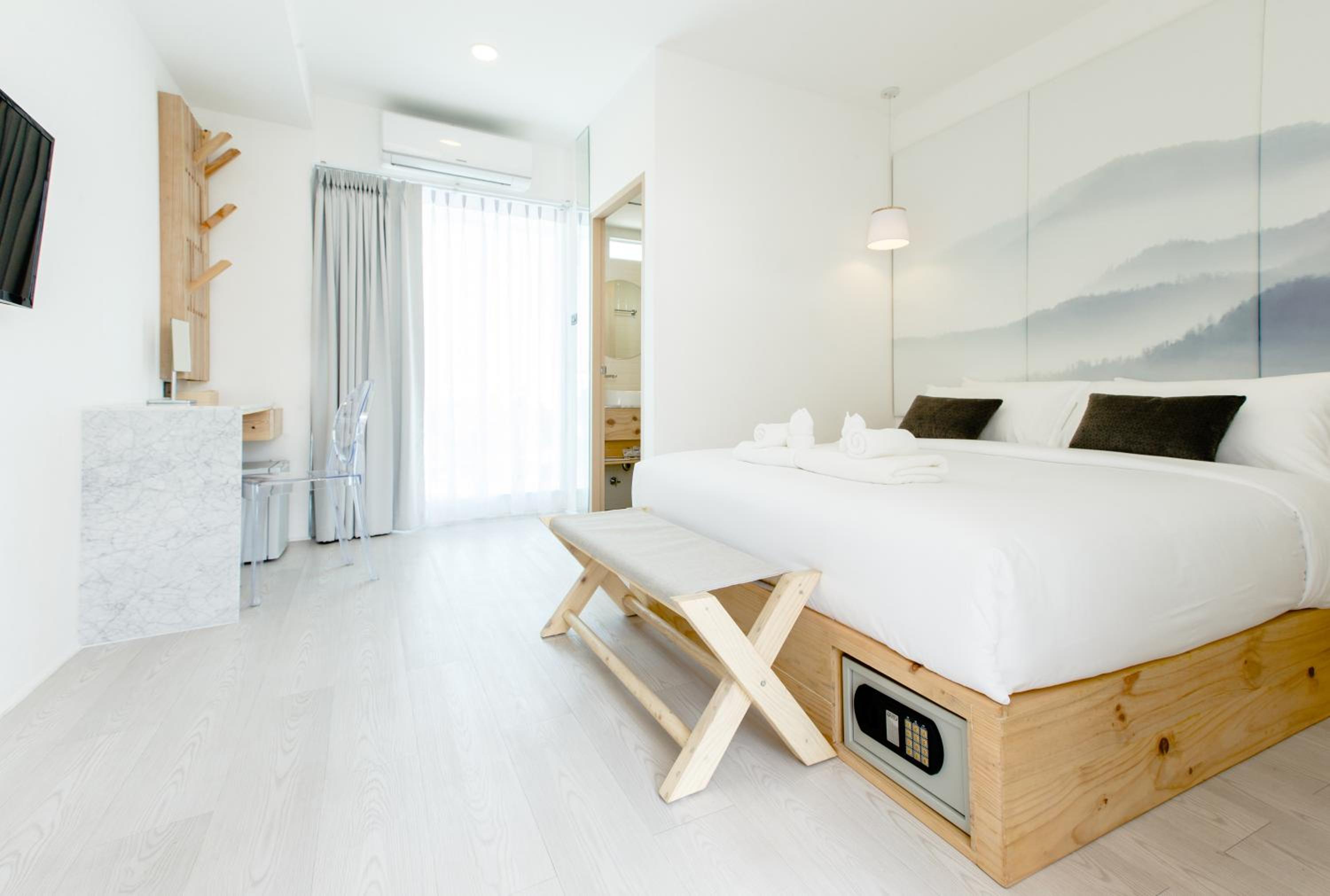 ROOM, DOUBLE BED