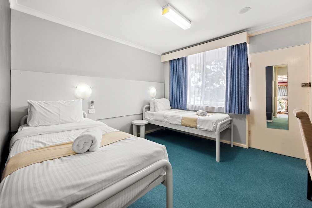 FAMILY, TWIN BEDS
