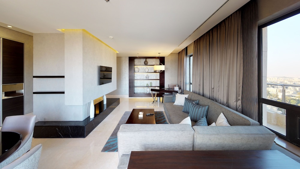 The House Boutique Suites 36/68