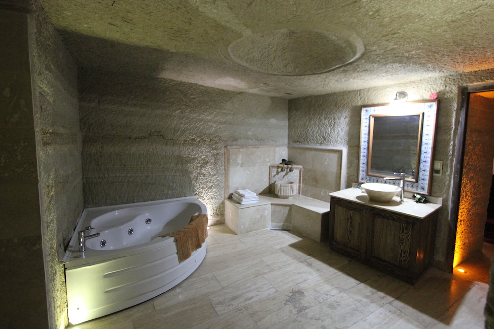Family Cave Suites Hotel 25/50